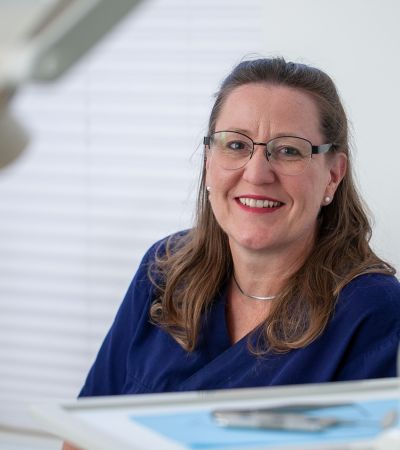 Portrait der Mitarbeiterin Kerstin Linke. Die Qualitätsmanagerin lächelt freundlich in die Kamera.